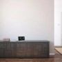 Schwarze TFA Dostmann Funk-Wetterstation Spring mit farbigem Display auf Kommode.