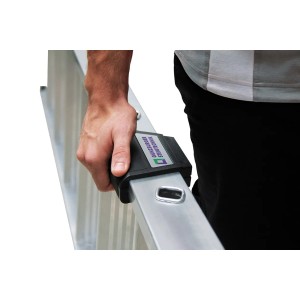 Detailaufnahme: Hand hält MUNK Stufenanlegeleiter mit Ergo-Pad Griffzone.