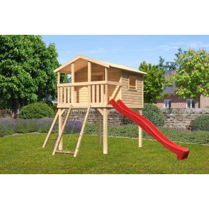 Karibu Stelzenhaus Benjamin naturbelassen mit roter Rutsche, Leiter und Netzrampe im Garten.