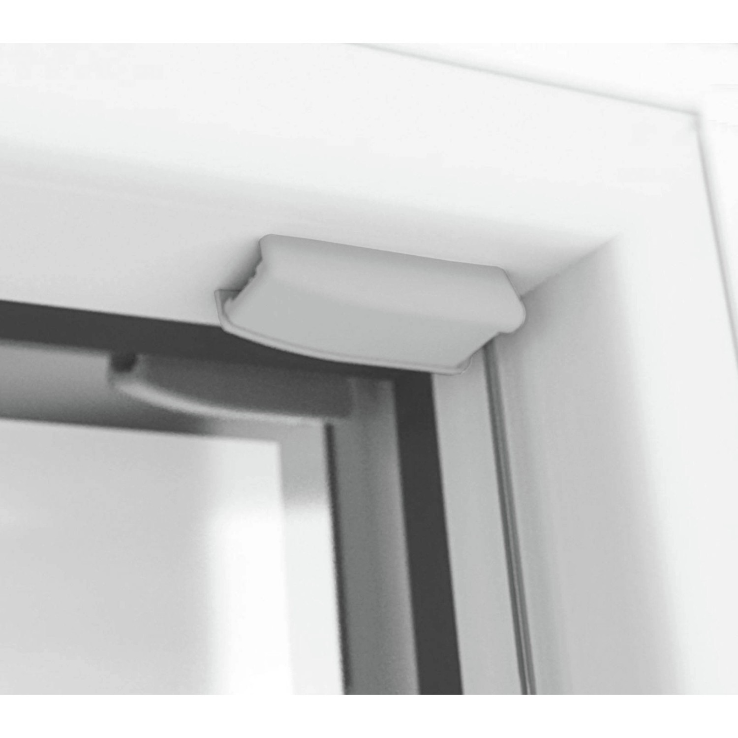 Detailaufnahme: Graues Schöner Wohnen Thermo-Plissee Ella am Fensterrahmen.