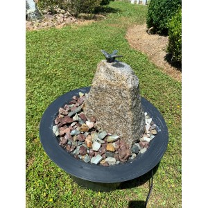 Gartenbrunnen-Set mit Granitstein, Becken und Bronze Vogel. Komplettbrunnen für den Garten.