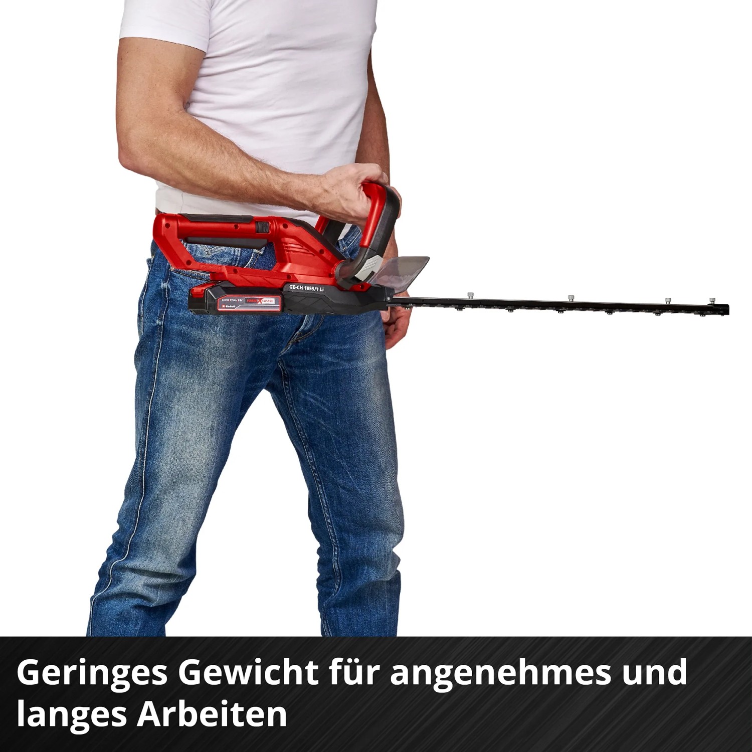 Einhell Akku-Heckenschere GC-CH 1855/1 Li Kit in Rot-Schwarz im Einsatz.