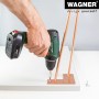 Montage eines hellgrauen Wagner Hairpin Twist Möbelbeins (71 cm) mit Schraubenzieher.