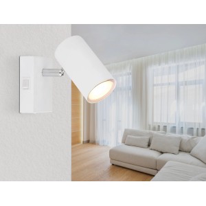 Weißer Globo Strahler Robby, 1-flammig, mit chromfarbenem Detail an weißer Wand montiert.