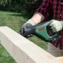 Bosch AdvancedRecip 18 Akku-Säbelsäge beim Sägen eines Holzbalkens im Garten.
