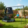 TP Toys Klettergerüst Move mit Schaukel und Spielhaus im Garten, Kind auf der Schaukel.