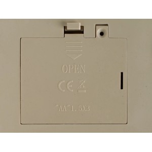 Batteriefach der OBI Weihnachtsdorf Figur für 3 AA Batterien. Mit "OPEN" und CE-Zeichen. Kunststoff.