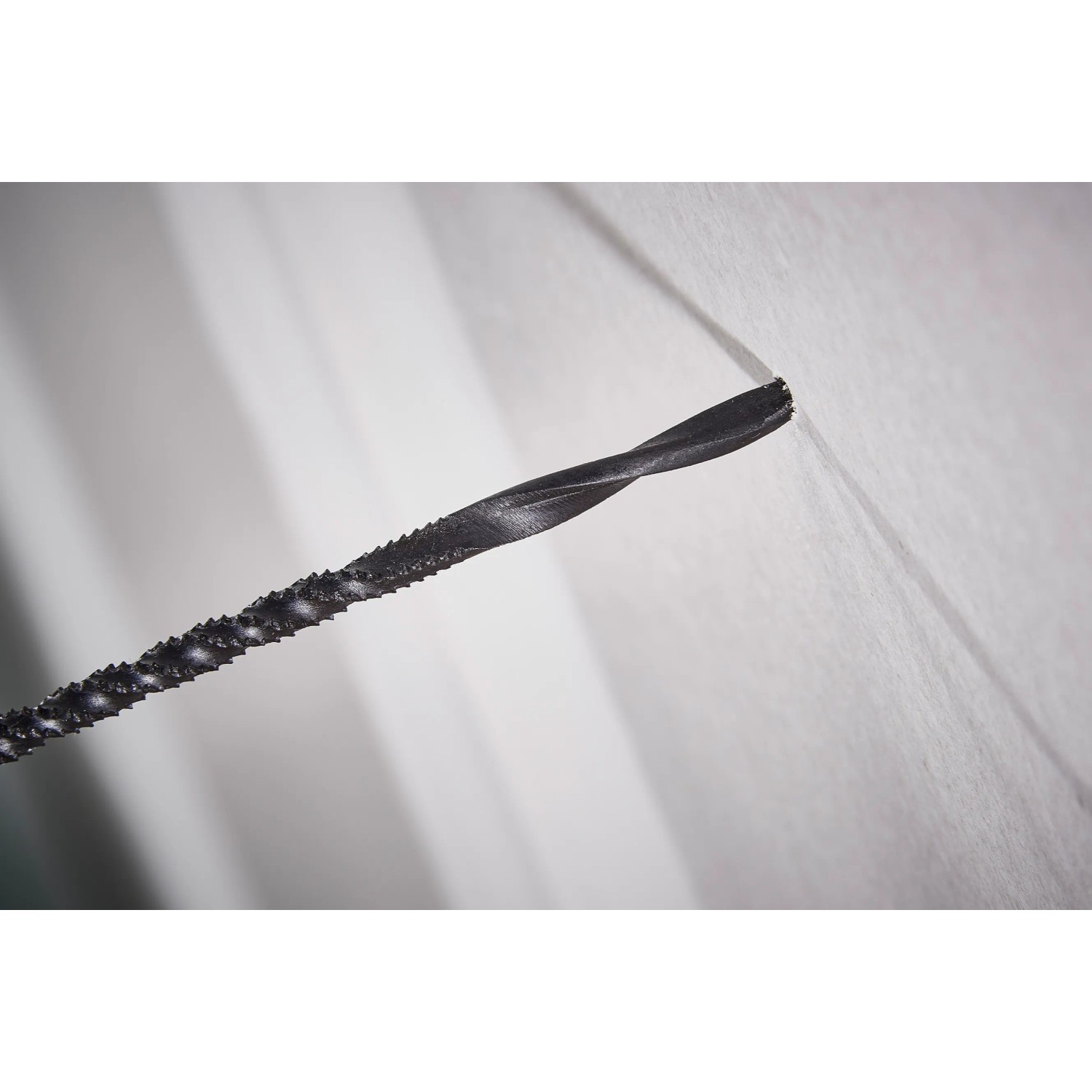 Wolfcraft Bohrsäge für Plattenmaterial, Detailaufnahme der Sägeblattspitze.