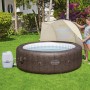 Bestway LAY-Z-SPA Sonnenschutzdach mit Whirlpool im Garten.