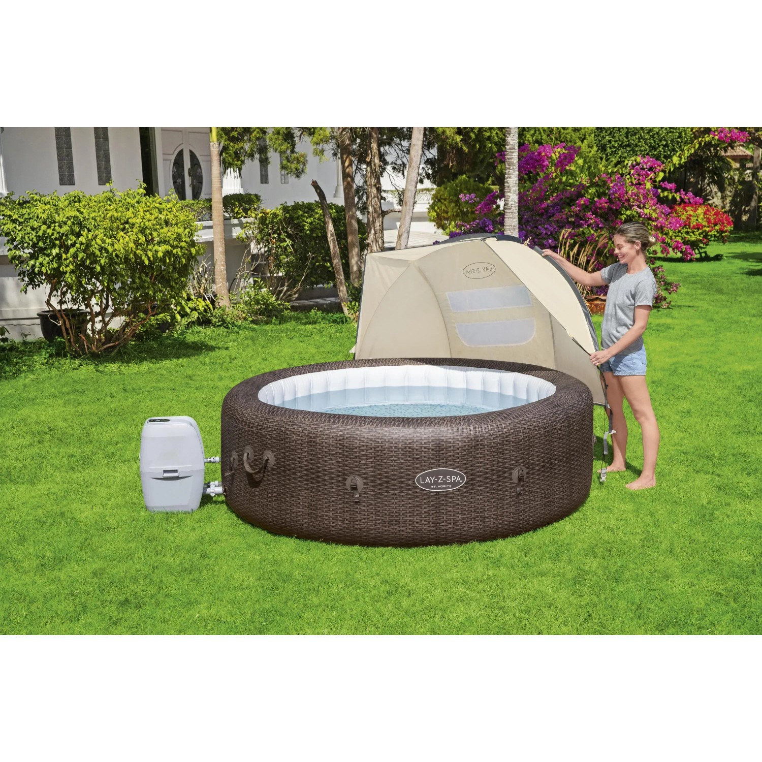 Bestway LAY-Z-SPA Sonnenschutzdach mit Whirlpool im Garten.