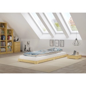 Niederflur Bett aus geölter Fichte mit Rollrost, 80x180 cm, im hellen Dachzimmer.