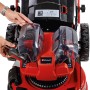 Einhell Akku-Rasenmäher GP-CM 36/47: Detailaufnahme mit eingesetztem Akku. Rot, mit transparenten Abdeckungen.