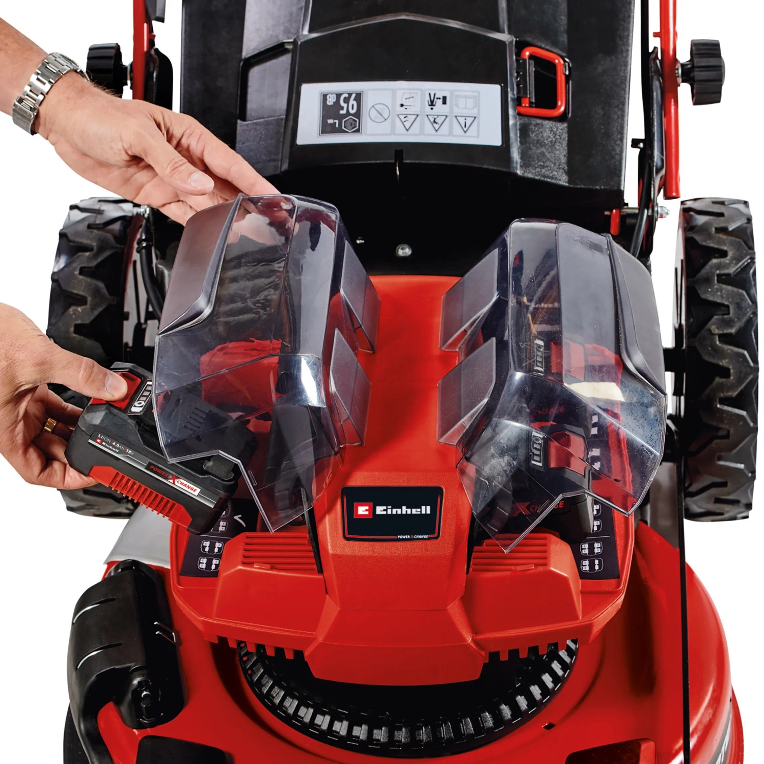 Einhell Akku-Rasenmäher GP-CM 36/47: Detailaufnahme mit eingesetztem Akku. Rot, mit transparenten Abdeckungen.