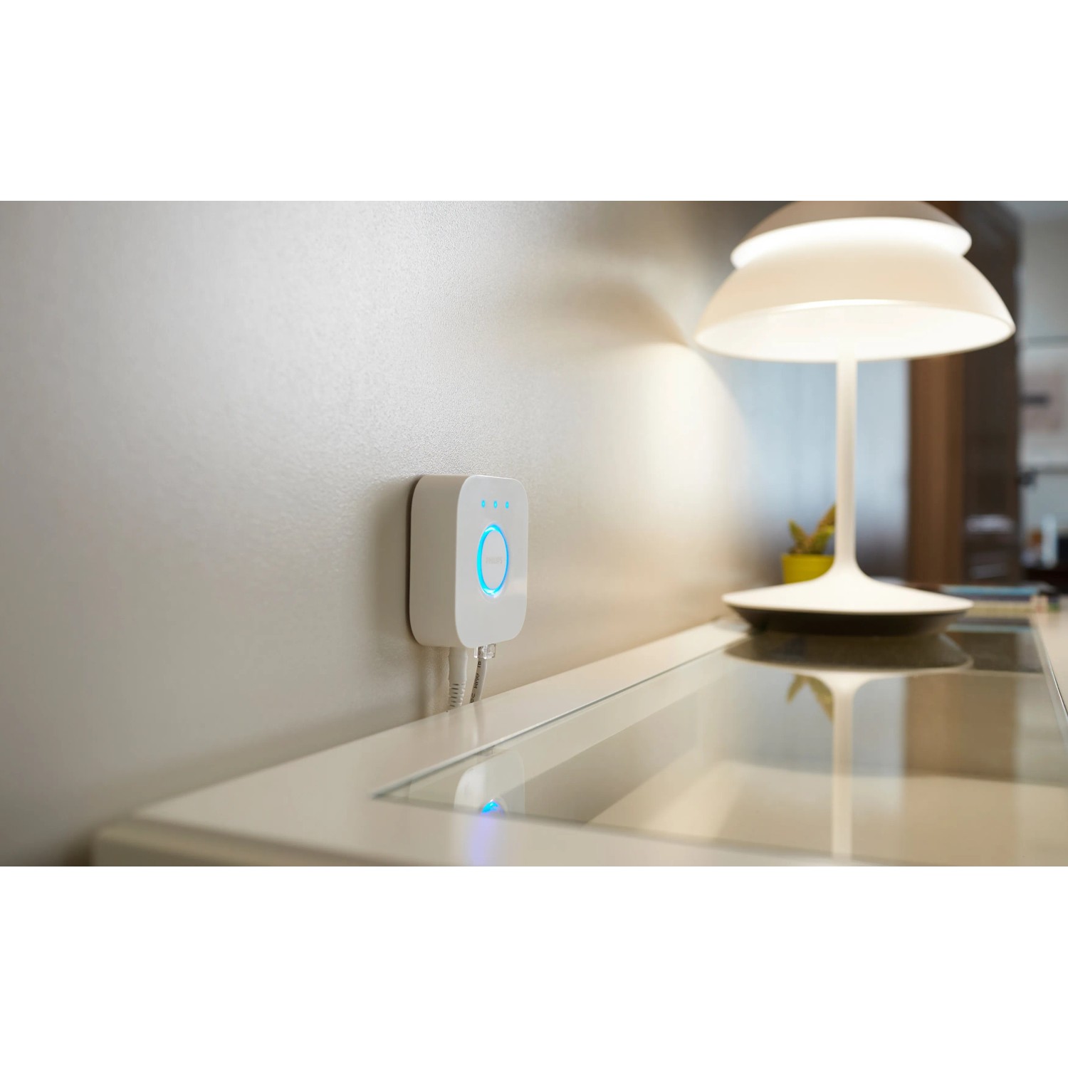 Philips Hue Bridge mit Tischlampe. Starterset für smarte Beleuchtung.
