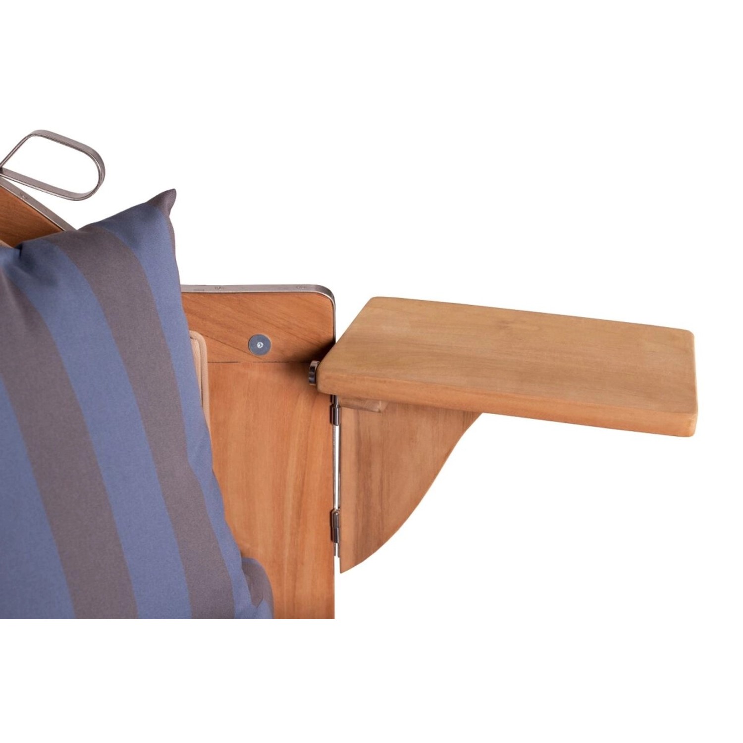 Detailaufnahme: Teak Strandkorb Ammersee mit Bistrotisch und blau gestreiftem Kissen.