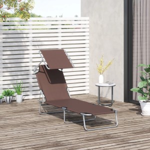 Braune klappbare Outsunny Sonnenliege mit verstellbarem Dach und Metallgestell auf Holzterrasse. Ideal für Garten.