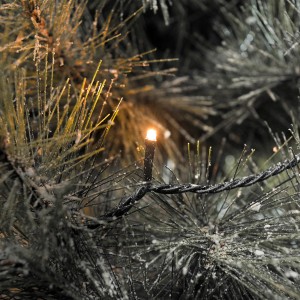 Konstsmide LED-Lichterkette, 200 warmweiße Dioden, schwarzes Kabel, für den Außenbereich.