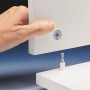 Detailaufnahme: Montage des weißen OPTIFIT Spülenunterschranks mit Exzenterverbinder.