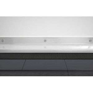 Montage einer Kappleiste mit Fischer Dämmstoffschrauben FID-Z an einer Wand.