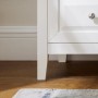 Detailaufnahme: Weißer SoBuy Nachttisch FBT131-W mit Schublade und Holzfüßen.