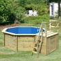 Karibu Holzpool Set mit Sonnenterrasse und Leiter im Garten.