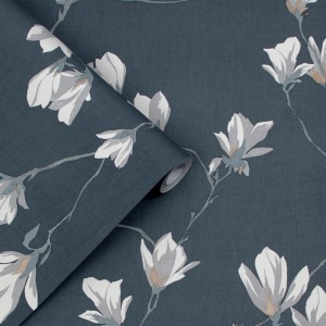 Laura Ashley Vliestapete Magnolia Grove Dusky Seaspray mit Magnolienblüten auf dunklem Grund.