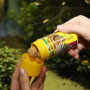 JBL Pronovo Artemio Fischfutter: Dose mit Artemia-Leckerli wird geöffnet.