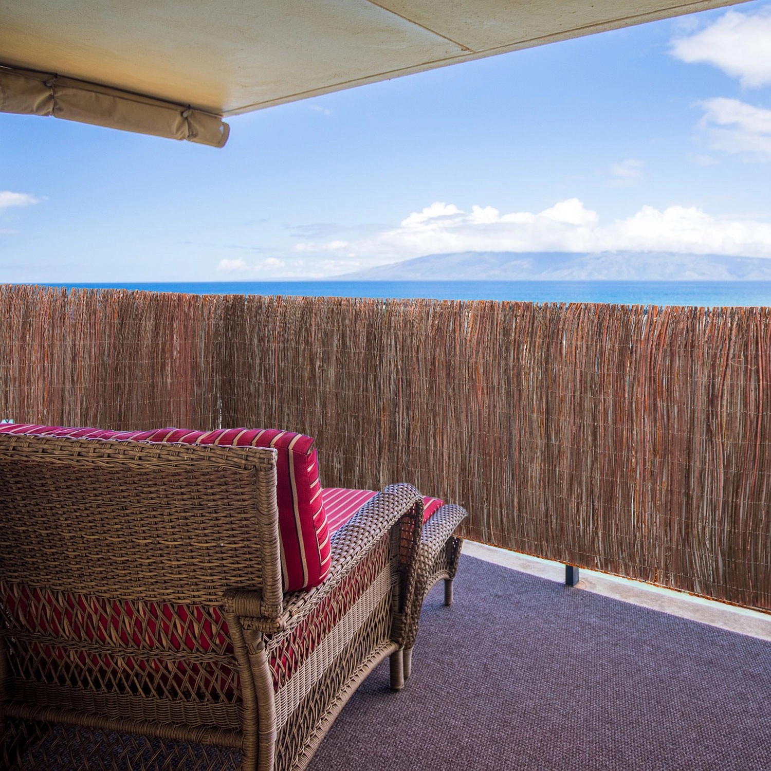 Braune urfence Weide Sichtschutzmatte (100x500cm) auf Balkon mit Korbsessel.