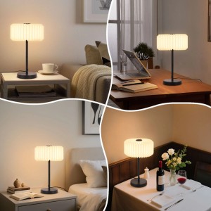 NETTLIFE Vintage Tischlampe mit plissiertem Schirm und Metallfuß, leuchtend in Wohnzimmer, Schlafzimmer und Büro.