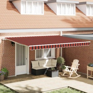 vidaXL Einziehbare Markise, orange-braun gestreift, über Terrasse mit Sitzgruppe.