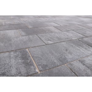 Grau-anthrazitfarbene EHL Artano Terrassenplatten, 40x40 cm, verlegt.