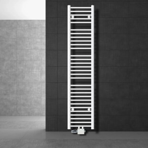 Weißer LuxeBath Badheizkörper, 300x1800 mm, gerade, mit Eck-Anschlussgarnitur vor dunkler Wand.