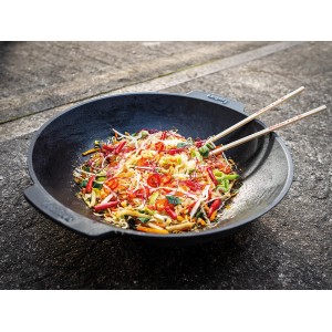 Schwarzer Enders Wok Switch Grid mit Gemüse und Stäbchen, Grillutensil für asiatische Küche.