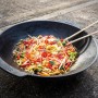 Schwarzer Enders Wok Switch Grid mit Gemüse und Stäbchen, Grillutensil für asiatische Küche.