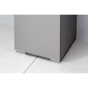 Pelipal Sockelfuß-Set, silber matt, montiert unter Badmöbel der Serie Quickset 357.