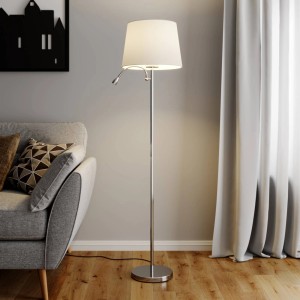 Moderne Lindby Stehlampe Benjiro in Weiß mit Textilschirm und Leselicht im Wohnzimmer.