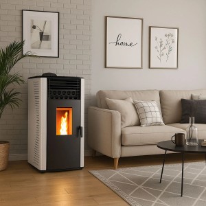 Weißer Sannover Pelletofen Anita 12,2 kW im Wohnraum mit Sofa und Deko.