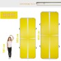 Zwei gelbe aufblasbare Airtrack Matten (300, 400 cm) mit 10 cm Dicke, Größenvergleich mit Kind. Ideal für Gymnastik.