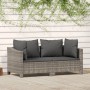 Graues 2-tlg. vidaXL Garten-Lounge-Set aus Rattan mit dunklen Kissen vor weißer Wand.
