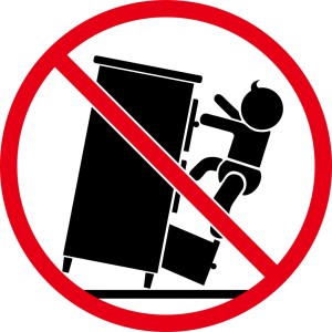 Warnhinweis: Kippgefahr bei Büroschränken. Schrank vor dem Klettern sichern!