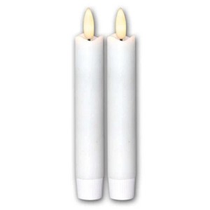 Zwei weiße LED Stabkerzen aus Echtwachs mit warmweißer Flamme und Timerfunktion.
