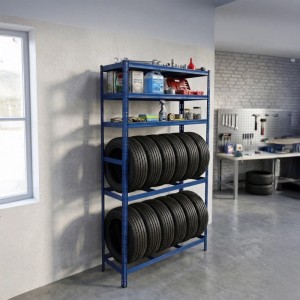 Blaues Stahl Reifenregal für 12 Reifen mit 3 MDF-Ablagen in Garage. Höhenverstellbares Ordnungssystem für Werkstatt.