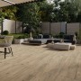 Cersanit Terrassenplatten Wood Moments hellbraun auf Terrasse mit Gartenmöbeln.