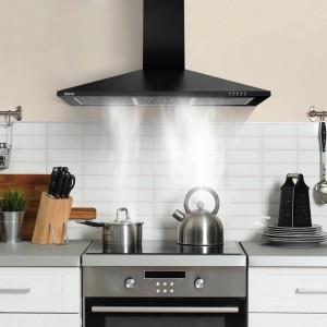 Schwarze CIARRA Dunstabzugshaube 90 cm über Kochfeld in moderner Küche. Dampf wird abgesaugt. Mit LED-Beleuchtung.
