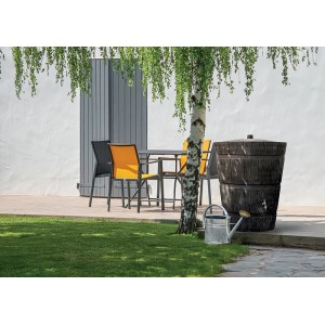 Arves Regenwassertank Rustico 275 l in Braun mit Holzoptik im Garten.