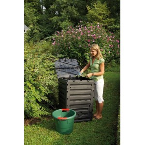 Garantia Komposter Eco-Master 450 l: Frau befüllt schwarzen Komposter im Garten.