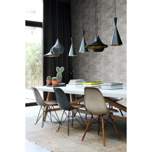 Dunkelgraue Vliestapete mit industriellen 3D Metall-Wellplatten. Ideal für moderne Wandgestaltung im Industrial Chic.