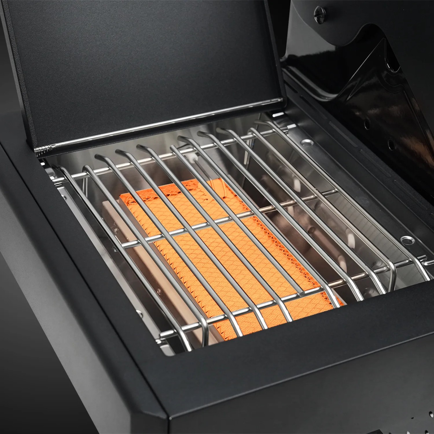 Detailaufnahme des Sear-Burners im Taino Platinum Yamara Dark Gasgrill. Grillrost aus Edelstahl.