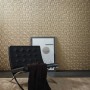 Goldene Erismann Vliestapete Spotlight mit 3D-Grafikmuster an der Wand.