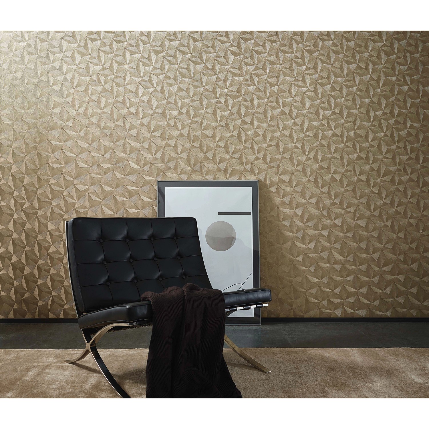 Goldene Erismann Vliestapete Spotlight mit 3D-Grafikmuster an der Wand.